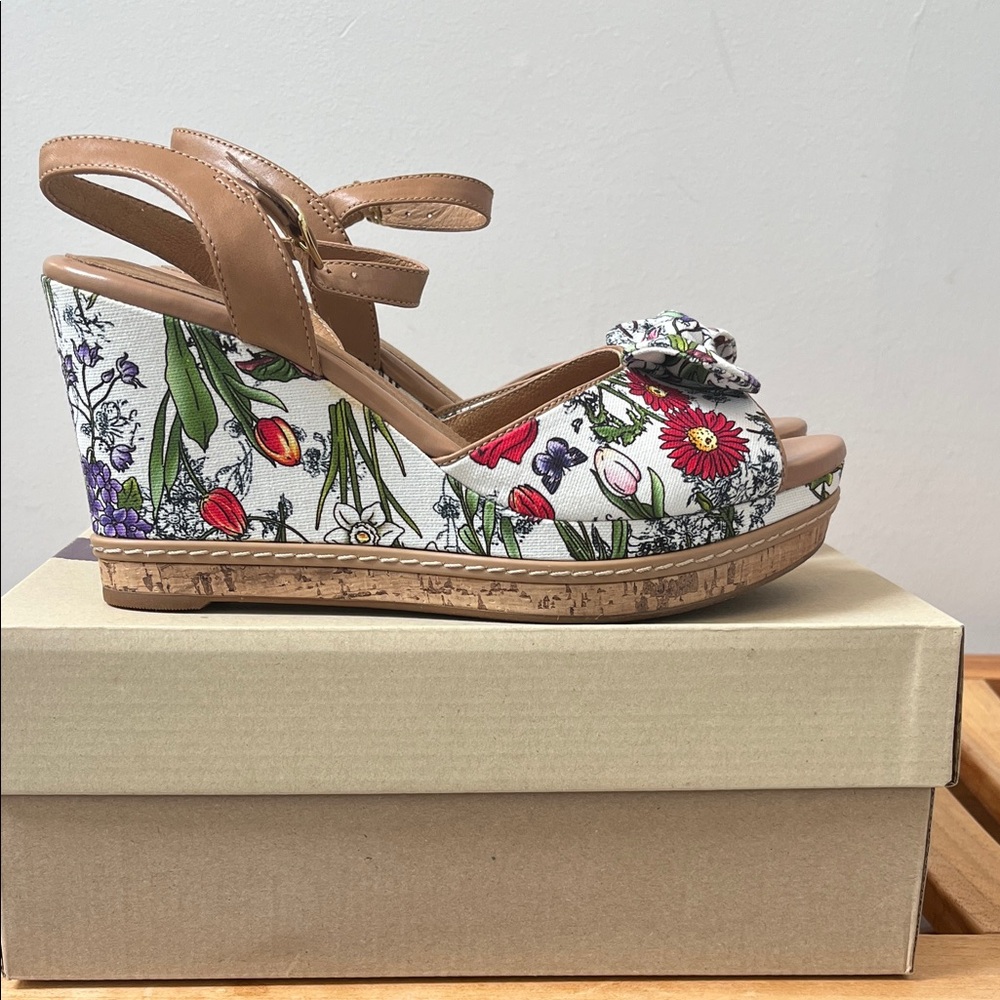 Clarks white floral sandals size 8.5